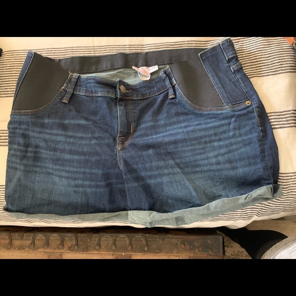 Isabel maternity shorts